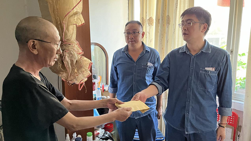 弘旭工會領(lǐng)導帶隊慰問因病致困員工(圖2)
