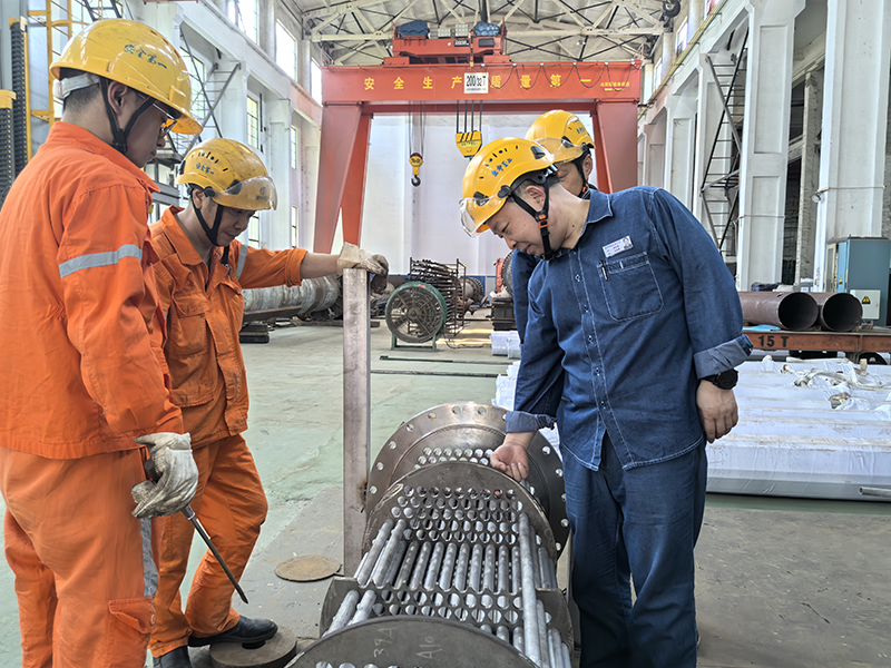 弘旭公司總經(jīng)理劉小東帶隊督導(dǎo)設(shè)備制造安全生產(chǎn)專項檢查(圖2) 弘旭公司總經(jīng)理劉小東帶隊督導(dǎo)設(shè)備制造安全生產(chǎn)專項檢查(圖2)