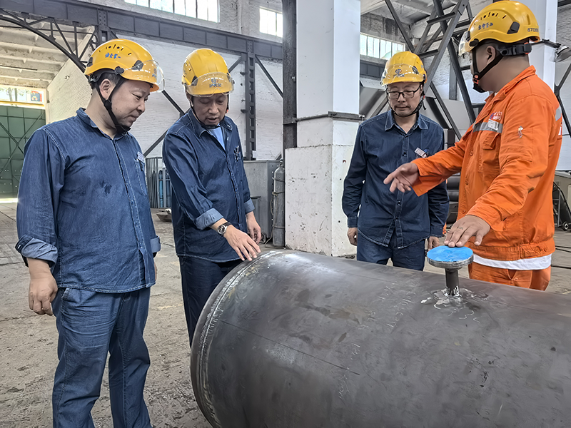 弘旭公司總經(jīng)理劉小東帶隊督導(dǎo)設(shè)備制造安全生產(chǎn)專項檢查(圖4) 弘旭公司總經(jīng)理劉小東帶隊督導(dǎo)設(shè)備制造安全生產(chǎn)專項檢查(圖4)